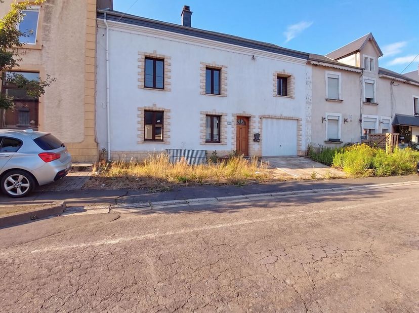 W Immobilière biedt u deze ruime woning met garage en tuin aan in het charmante dorp Rachecourt, ideaal voor gezinnen die op zoek zijn naar ruimte en