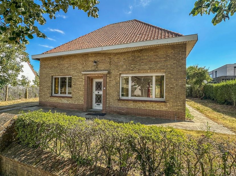 Rustig gelegen villa met renovatie potentieel nabij het centrum van Oostduinkerke-bad. Indeling: inkom met apart toilet, zonnige leefruimte, deels ver