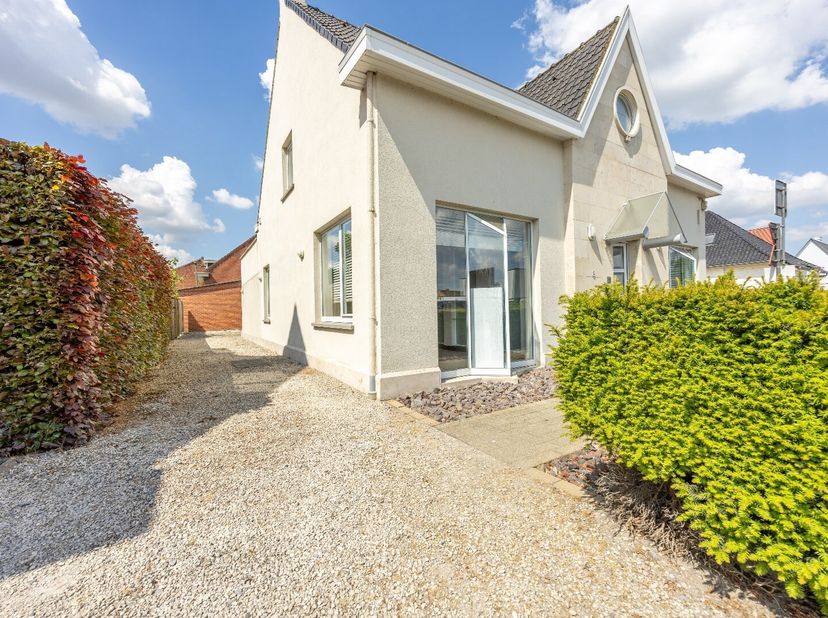 Op zoek naar een ruime woning of combinatie wonen/werken op een stratistische locatie in Waregem?<br />
Dit pand  momenteel ingeschreven als handelspa