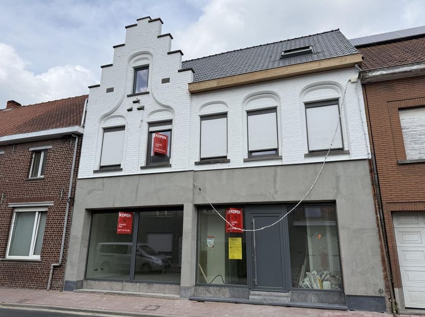 In de Stadenstraat, de verbindingsweg tussen Zarren en Staden, bevindt zich deze volledig gerenoveerde woning. Er werden zeer kwaliteitsvolle material