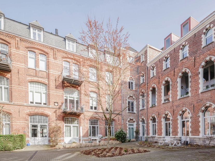 In het prachtige renovatieproject Colleghof in de Oude Houtlei in Gent bevindt zich deze karaktervolle herontwikkeling van het voormalige Sint-Amandus
