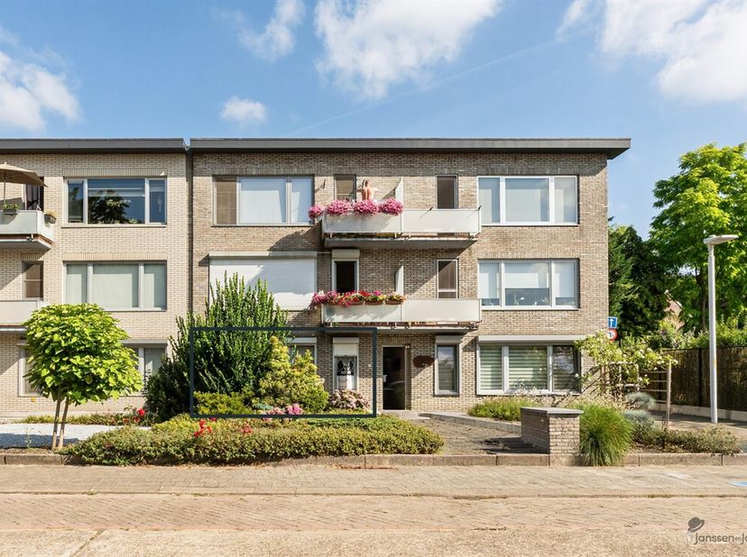 Op te frissen ruim gelijkvloersappartement met 3 slaapkamers, tuin en garage op toplocatie in Schoten!<br />
Bent u op zoek naar een ruim appartement
