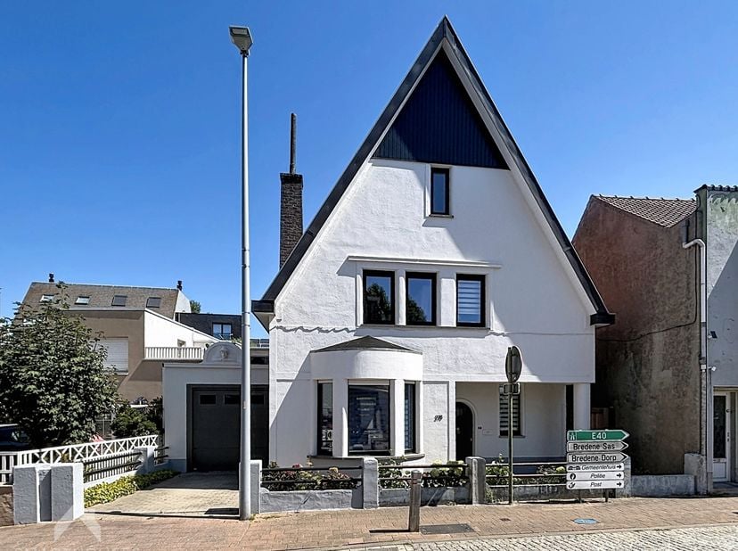 Op amper 500 meter van het strand bevindt zich deze charmante halfopen woning met 3 slaapkamers, garage en een bijzonder aangename tuin. Bij binnenkom