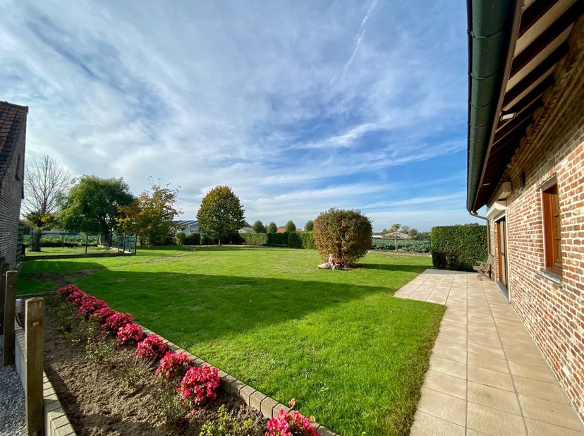 Te huur: unieke, landelijke en ruime woning met grote tuin te Waregem. Indeling: Gelijkvloers: Ruime traphal, lichtrijke woonkamer met open haard, vol
