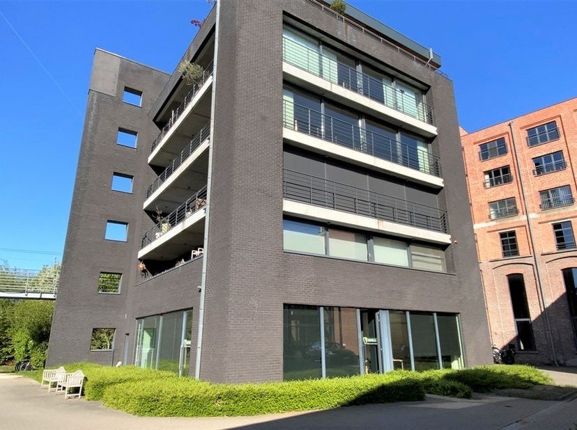 Ben je op zoek naar een instapklaar kantoor te huur in Gent op een vlot bereikbare locatie? Ontdek deze functionele kantoorruimte op de site Hof ter D