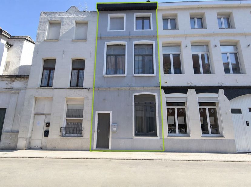 Maison familiale 2 façades idéalement située PEB B entièrement rénovée. <br />
Vous serez séduits par le confort de cette bâtisse. <br />
Le hall dess