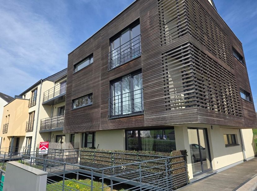 ERA B-LUX vous présente ce magnifique appartement, idéalement situé dans le village de Heinsch à deux pas du centre dArlon.Dune superficie de 70 m², c