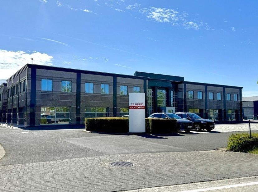 270m² d'espace de bureau au rez-de-chaussée d'un bâtiment multifonctionnel dans l'avenue E3 à Deinze, situé dans le parc d'activités De Prijkels. Grâc