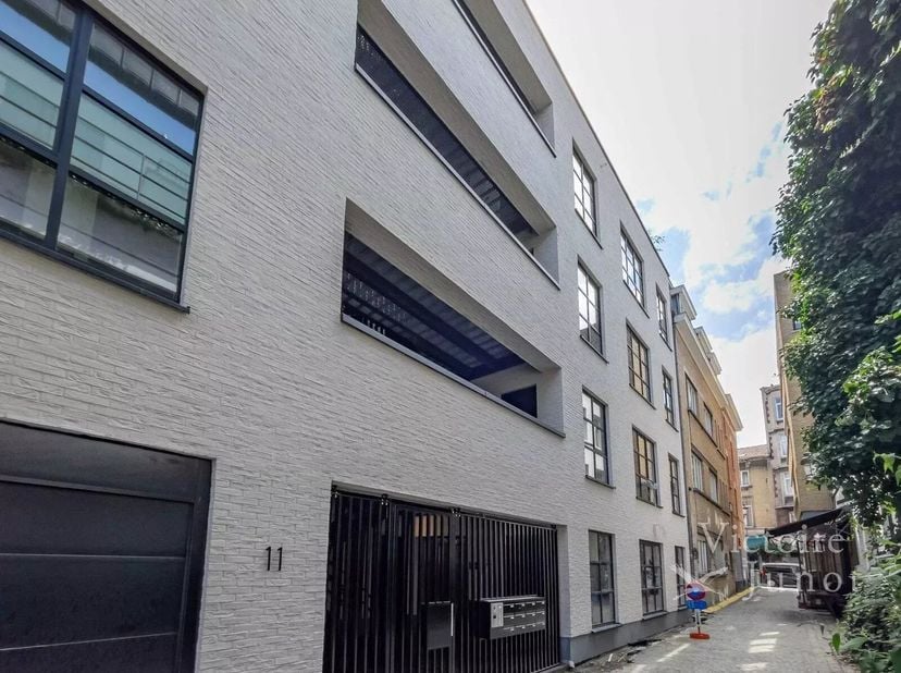 Situé rue du Pays de Liège, une ruelle entre la rue de Flandre et le Quai aux Briques, le projet Â Vismet Â, propose cet espace de 47m² livré casco po