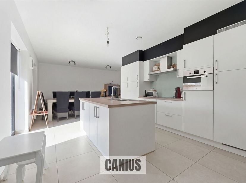 RECENTE WONING MET 3 SLKS NABIJ HET STADSCENTRUM<br />
<br />
Nabij het stadscentrum van Sint-Truiden treffen wij deze recente halfopen bebouwing aa
