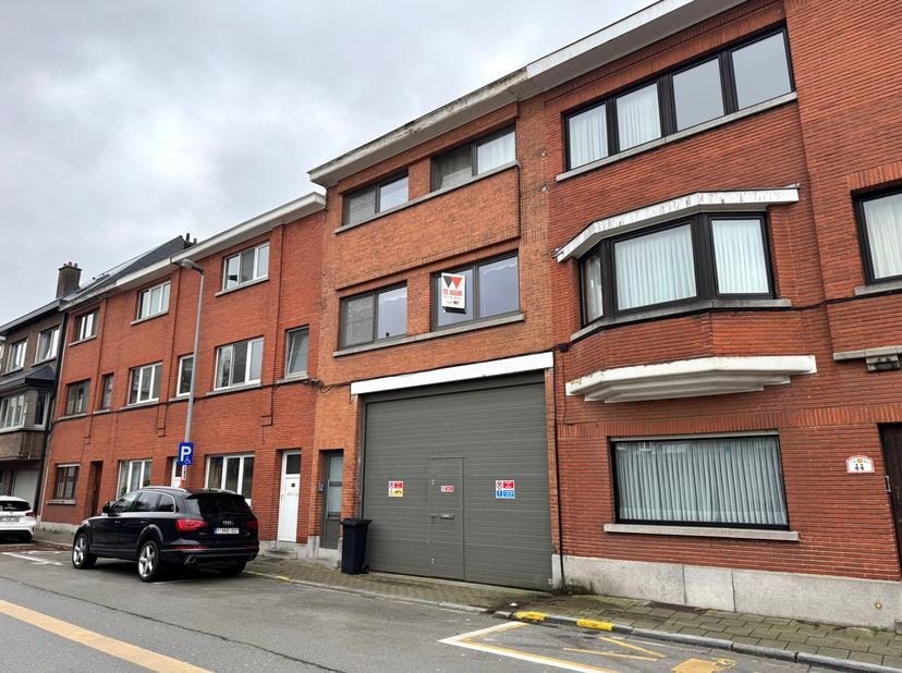 Dit ruim duplex appartement bevindt zich in het centrum van Aalst op wandelafstand van winkels, scholen, openbaar vervoer en heeft een goede aansluiti