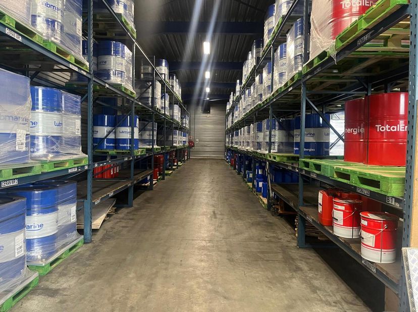 - magazijn 1.900m²<br />
- klein kantoor 50m²<br />
- geheel kan opgedeeld worden in 2 units<br />
1. 950m² + 25m² met 2 sectionaal poorten<br />
2. 9