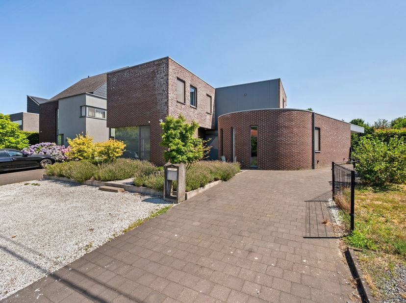 In Mol-Millegem bevindt zich deze uitzonderlijke, instapklare woning waar ruimte, comfort en luxe perfect samenkomen. De woning werd gebouwd in 2013 e