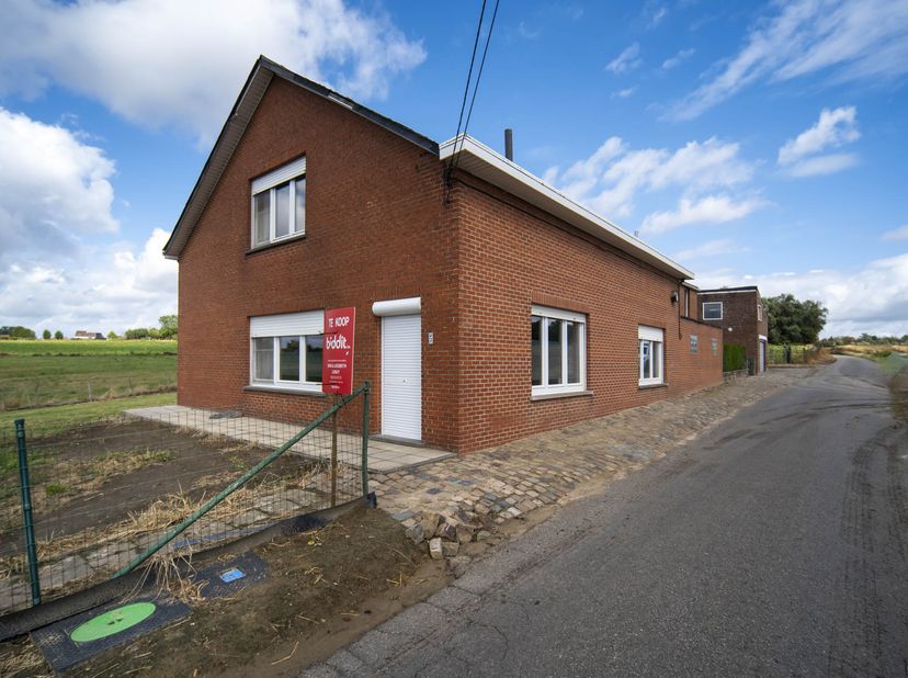 WONING MET UNIEK VERGEZICHT -<br />
Bent u op zoek naar een woning die u volledig naar eigen smaak kunt renoveren? <br />
Deze rustig gelegen eigendom