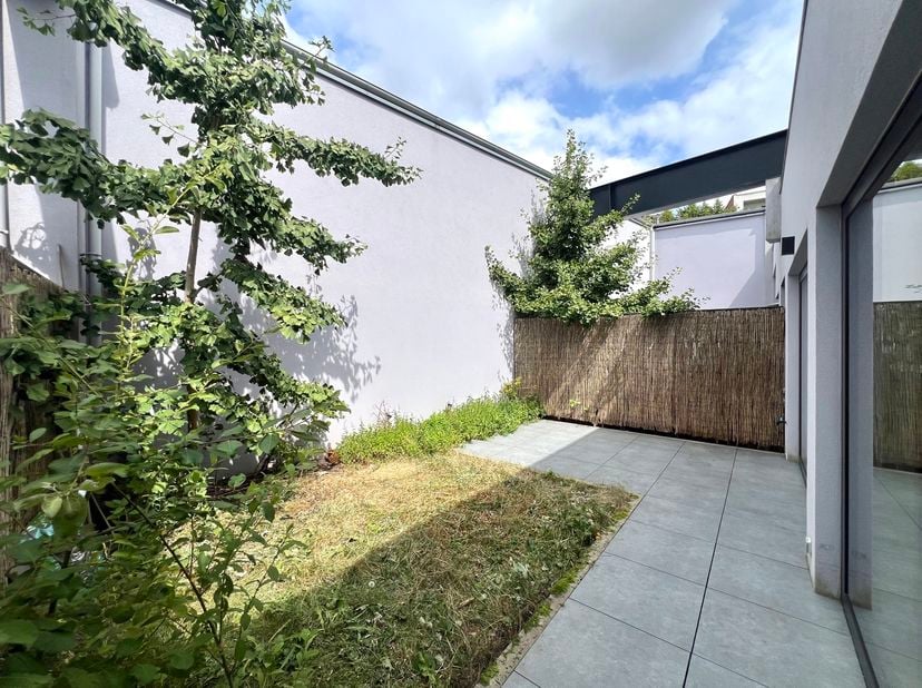 UCCLE - Tussen de wijk Altitude 100 en het Brugmannpark ligt dit lichte HUIS (5 slaapkamers/1 kleedkamer/3 badkamers) aan de achterzijde van een recen