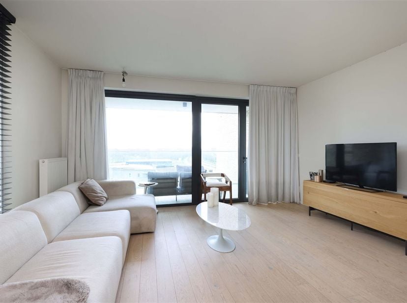 Modern en energiezuinig appartement met terras én autostaanplaats in centrum Hasselt<br />
<br />
Omgeving:<br />
+ Centraal gelegen nabij de klein