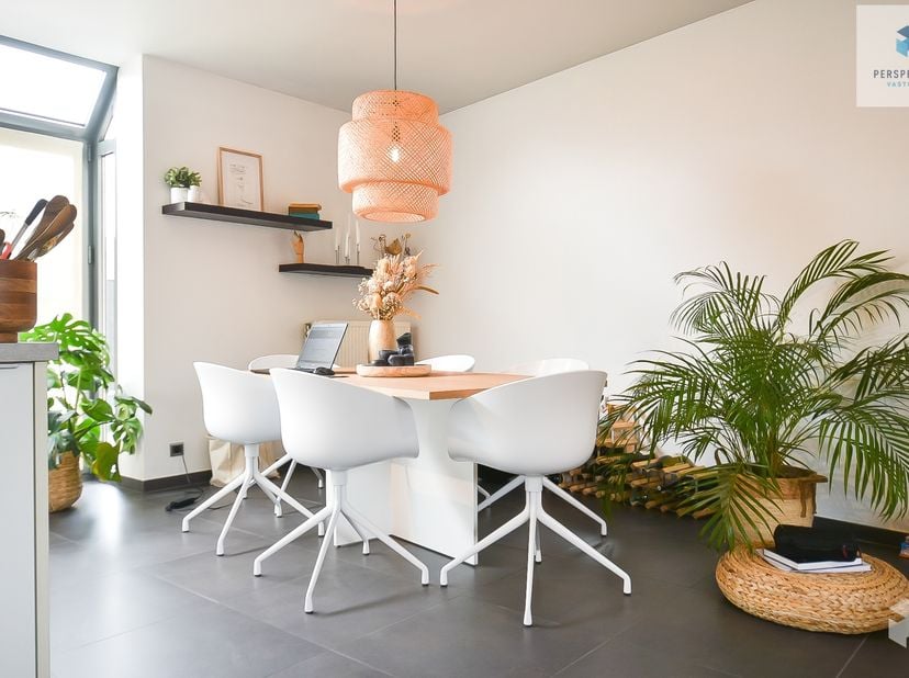 Gezellig duplex-appartement op de 1e verdieping in een charmevol gebouw in het centrum van Knesselare. Het duplex-appartement bestaat uit een open keu