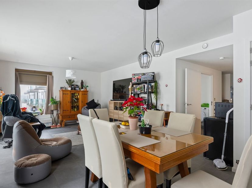 Ligging: Het appartement op Molenheide in Breendonk ligt in een groene, rustige omgeving met vlotte verbindingen naar Mechelen en Antwerpen. Ideaal vo