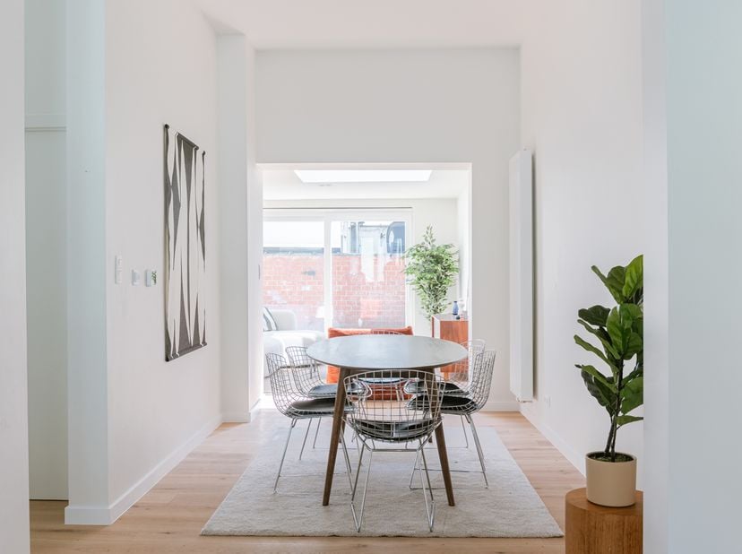 Energiezuinige, charmante gezinswoning met 4 slaapkamers en zuid gerichte tuin te Gent.<br />
MOBISCORE 9,4 - TOPLOCATIE<br />
Deze karaktervolle woni