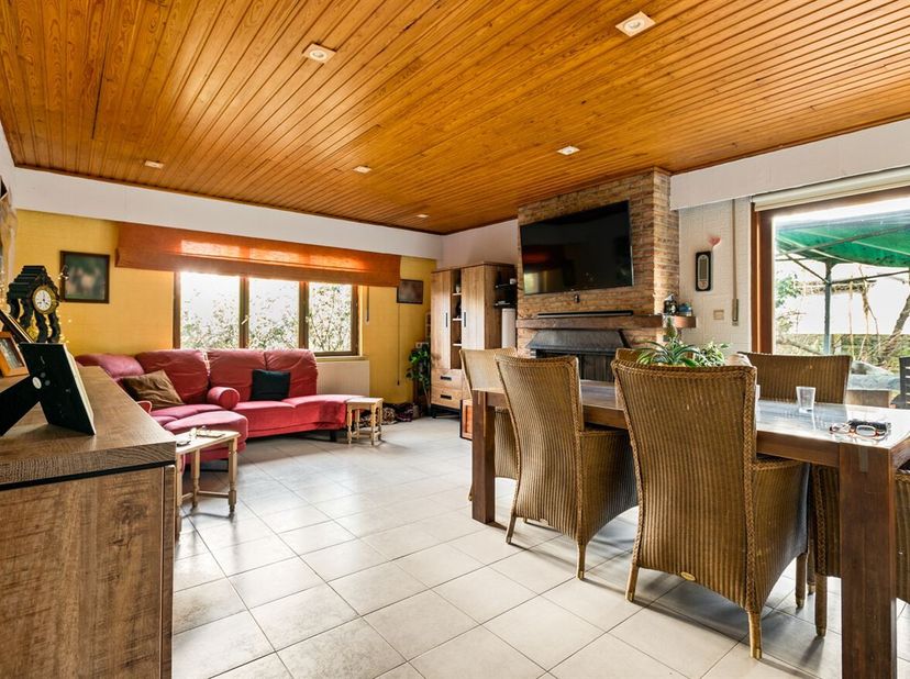Ligging: De woning is rustig gelegen, in de nabijheid van winkels, scholen en belangrijke verbindingswegen. <br />
Beschrijving: Via de inkomhal, die