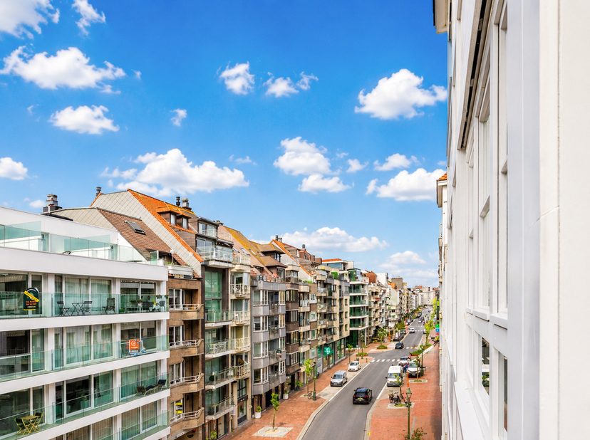 Ligging<br />
Gelegen in de Duinviooltjesstraat aan de Dumortierlaan te Knokke. Een makkelijke verbinding met het openbaar vervoer en op wandelafstand