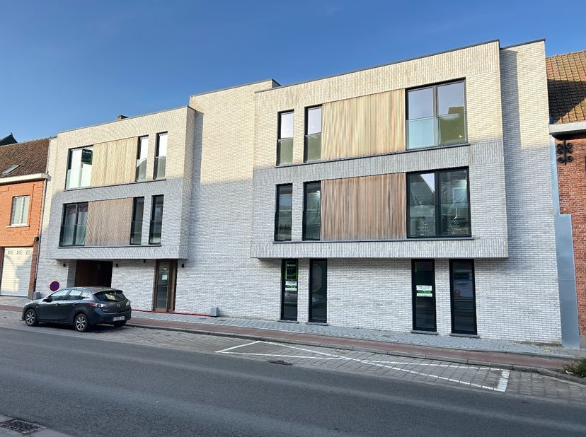 Volledig afgewerkt en instapklaar appartement met ruim terras en privatief tuintje.<br />
Oplevering bij akte.<br />
<br />
Indeling: er is een inkomh