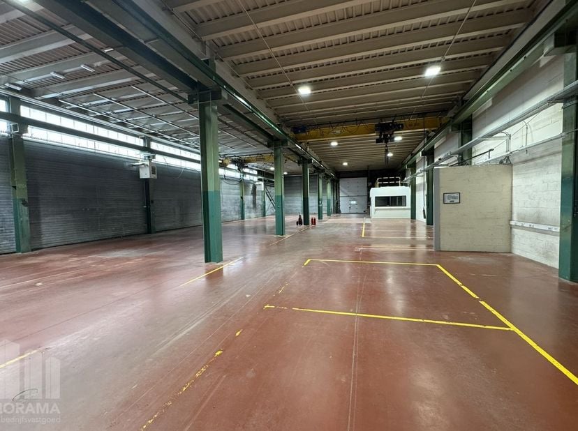 Ce bâtiment polyvalent à Zaventem offre une combinaison exceptionnelle de 1.813 m² d’espace de stockage fonctionnel et 152 m² de mezzanine, idéal pour