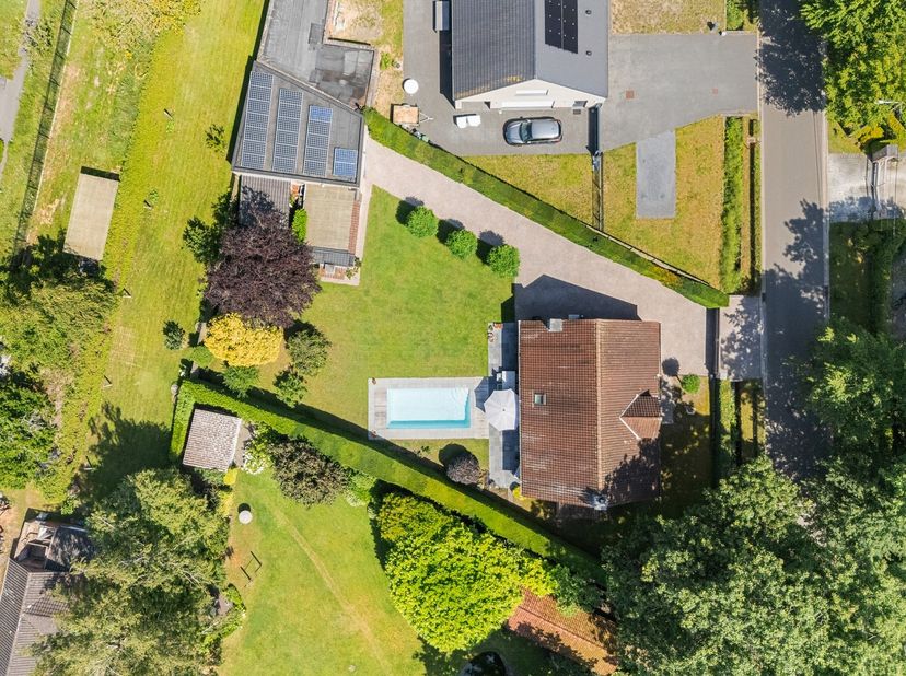 Ruime vrijstaande villa met 4 slaapkamers, poolhouse en grote garage<br />
<br />
<br />
Op een rustige en residentiële locatie in Halle-Zoersel bevi