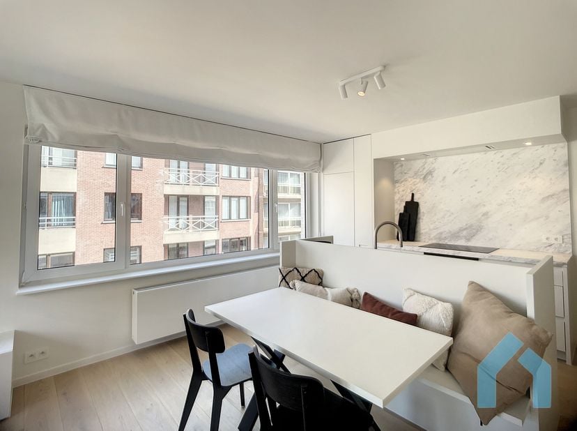 Met oog voor detail gerenoveerd appartement nabij de Lippenslaan en dichtbij het strand. Indeling: ruime woonkamer met volledig geïnstalleerde, open k
