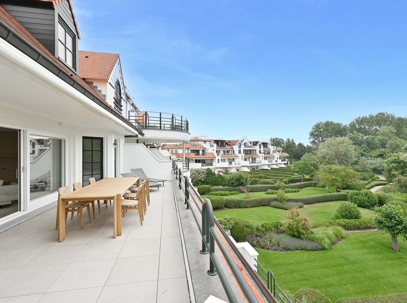 Dit exceptionele appartement met zuidgericht terras is gelegen in het uiterst prestigieuze en groene domein Tennis Gardens, nabij de Royal Zoute Tenni