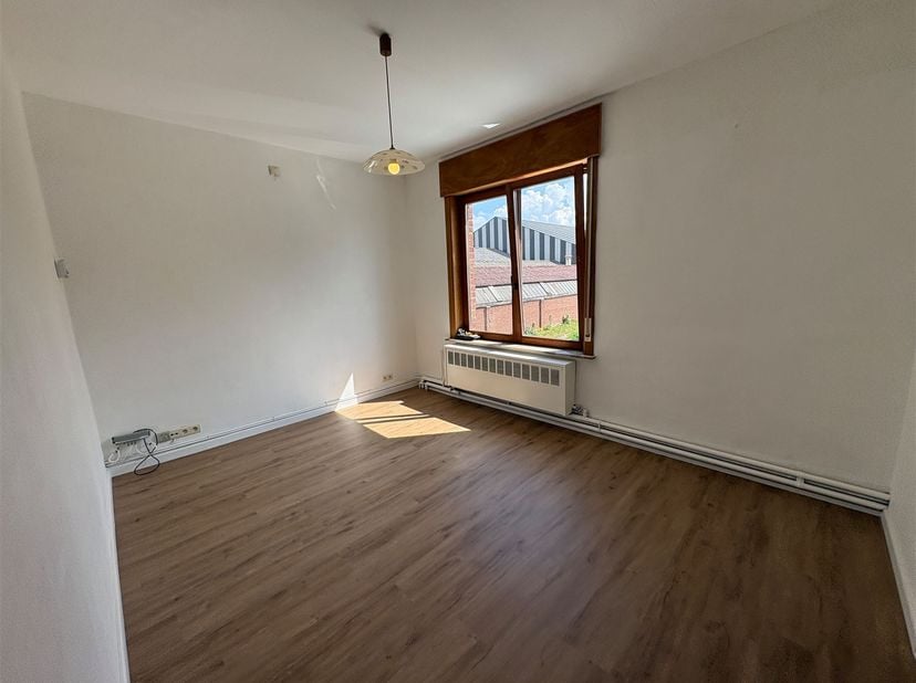 Gerenoveerd duplex appartement met 1 slaapkamer vlakbij het centrum van Péruwelz.<br />
<br />
Het appartement, gelegen op de 1e verdieping van een
