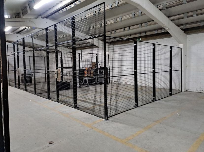 Plusieurs unités de boxes fermés pour équipements de stockage.Ils sont situés dans un parc industriel qui sera bientôt entièrement rénové et sécurisé,
