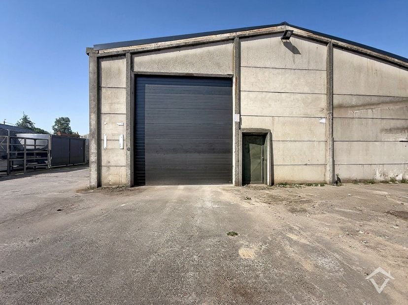 Deze opslagruimte heeft een totale oppervlakte van 285m², de afmetingen zijn: 14,50 m breedte en 19,70 m lengte. Er is een toilet en elektriciteit aan