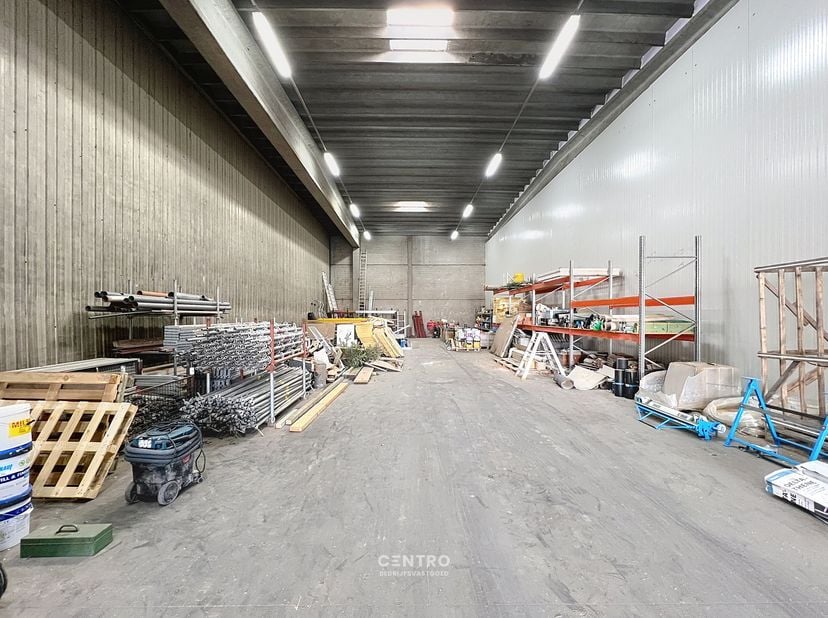 Benaderende bruto-AFMETINGEN:&amp;nbsp;<br />
Magazijn: 330m²&amp;nbsp; (28 x 11,78m).<br />
Ruim verhard gemeenschappelijk parkeerterrein met slagboom.<br />