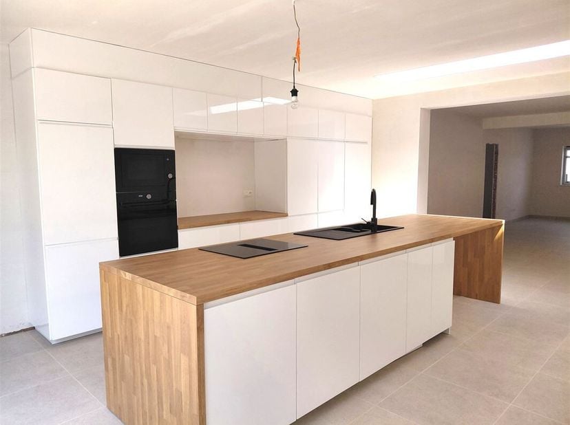 Demandez une visite via info@optimusvastgoed.be !<br />
À LOUER : Maison neuve de 3 chambres à Koersel !<br />
Cette maison est idéalement située à pr