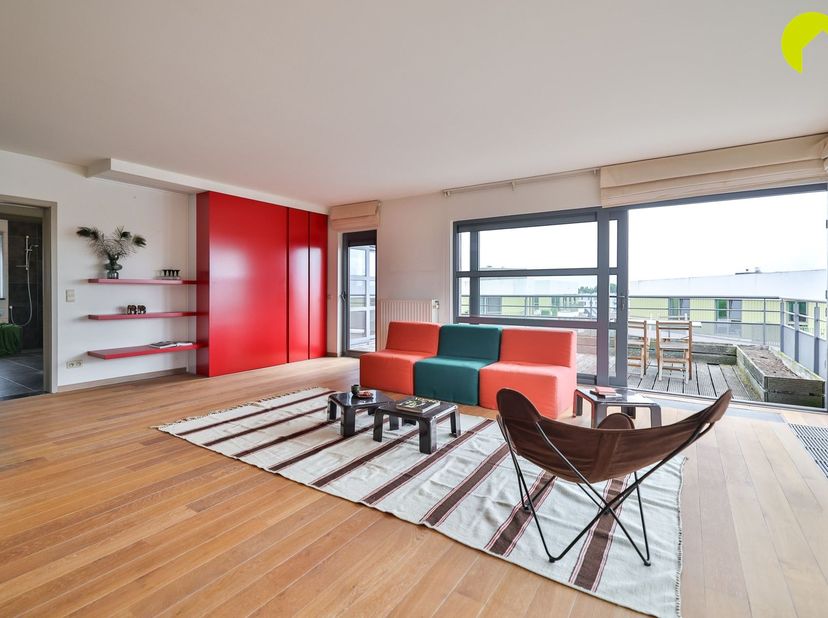 Op zoek naar een ruim, lichtrijk en instapklaar appartement met een prachtig uitzicht? Dit stijlvolle dakappartement op de 5e verdieping combineert co
