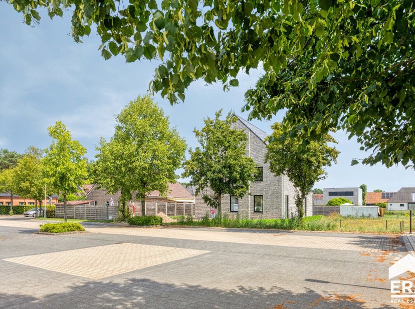 Heide-Heuvel: Vrijstaande woning met ruime lichtrijke leefruimte gebouwd volgens landelijke architectuur. Praktische indeling waarbij gebruik gemaakt