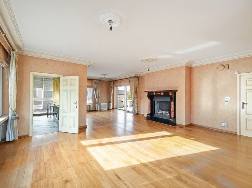 Locatie:<br />
Dit ruime appartement bevindt zich op de eerste verdieping in het centrum van Beveren. De ligging is bijzonder praktisch, met talrijke