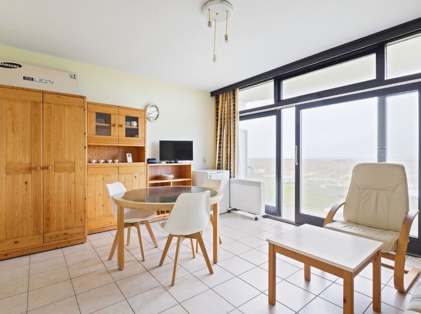 De Panne: Studio met frontaal zeezicht en terras Deze op te frissen/te moderniseren studio, gelegen in de goed onderhouden residentie Neptunus, combin