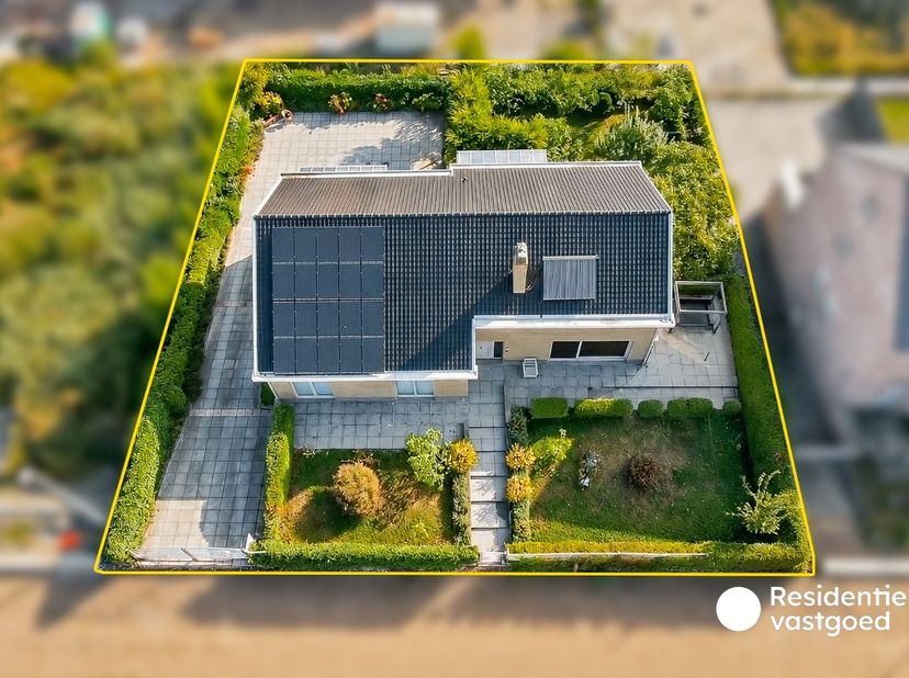 Op amper 350 meter van het strand bevindt zich deze bijzonder ruime villa op een royaal perceel. De woning valt op door haar uitzonderlijk ruime leefr