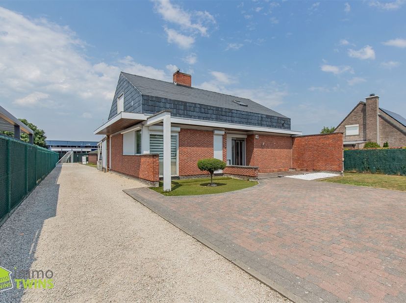 Ontdek deze ruime vrijstaande woning met een bewoonbare oppervlakte van 233 m², gelegen op een perceel van 980 m² in een centrale omgeving te Lokeren.