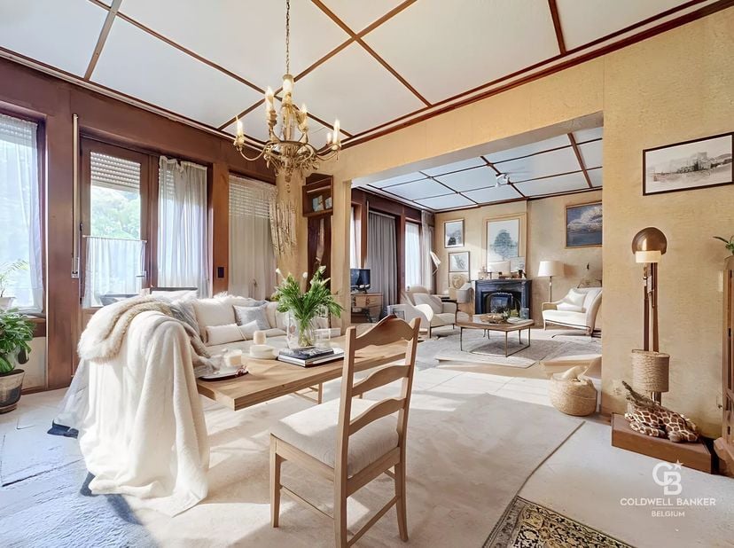 Maison offrant une surface de ± 224m² et se composant comme suit:<br />
Au rez-de-chaussée: living/salle à manger (± 46 m²), hall, cuisine séparée, WC