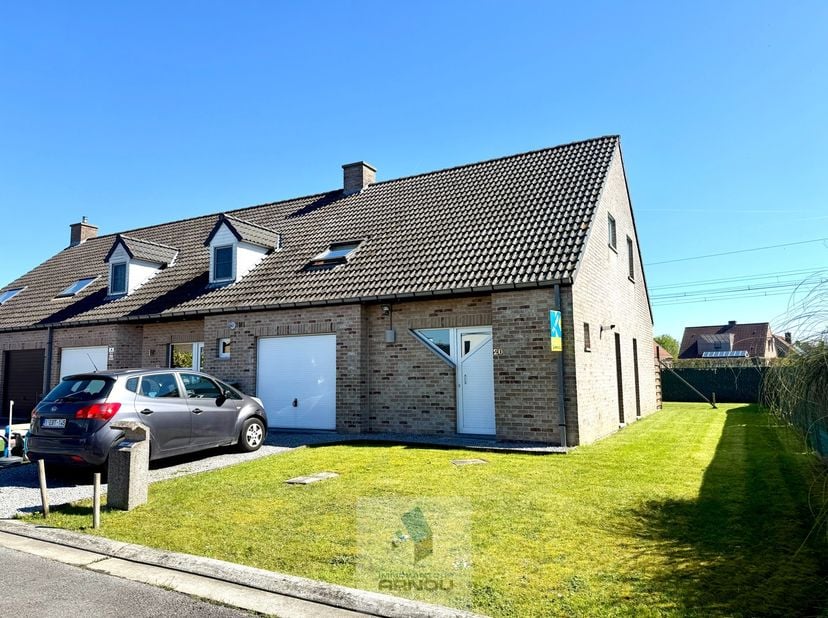 Deze verzorgde en aangename woning is gelegen in de Vrouwenstraat te Astene, een aangename deelgemeente van Deinze.<br />
<br />
De ligging heeft een