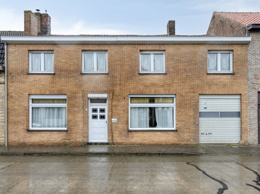 Vous recherchez un projet de rénovation avec de l'espace et du potentiel dans un environnement rural et calme ? Découvrez cette spacieuse maison avec