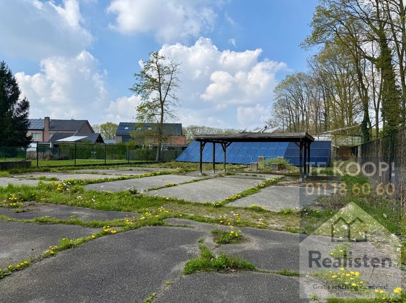 Aan de Genkersteenweg ligt dit goed bereikbare kantoorpand met parking.<br />
<br />
Volledig onderkelderd gebouw met garage en kelders, carport en pa