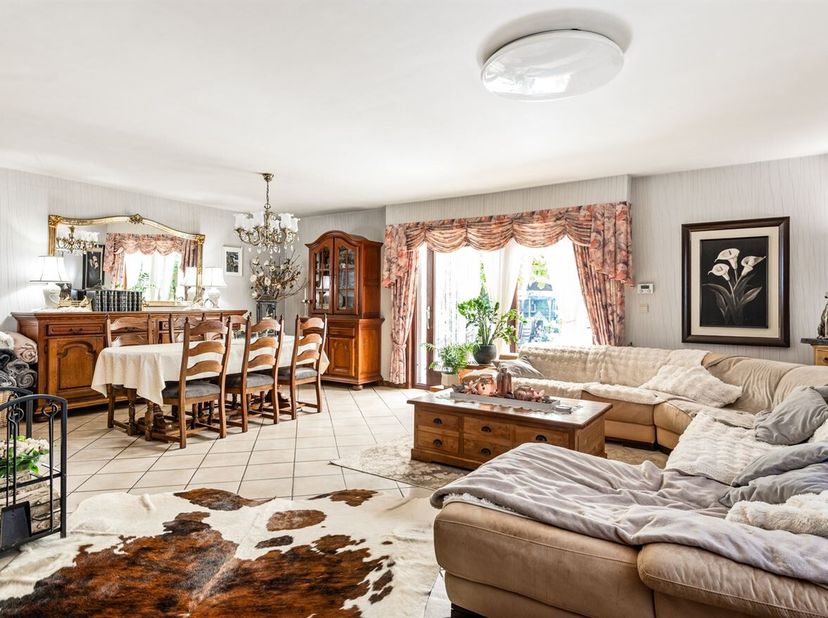 Op te frissen woning met 4 slaapkamers en magazijn!<br />
Indeling van de woning:<br />
Bij het betreden van de woning komt u in een ruime inkomhal me