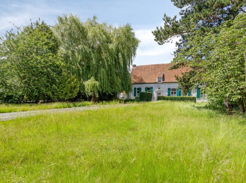 Op wandelafstand van het station van Herzele en vlot bereikbaar via de grote verkeersassen, strekt dit historische landbouwgeheel zich uit over meer d