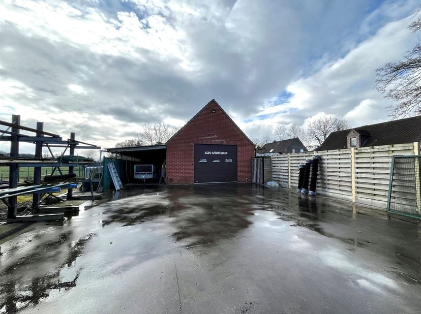 Opslagplaats / loods voor opslag te huur in Kalmthout <br />
<br />
Ligging: <br />
De loods is gelegen in het mooie Kalmthout op een rustige locat