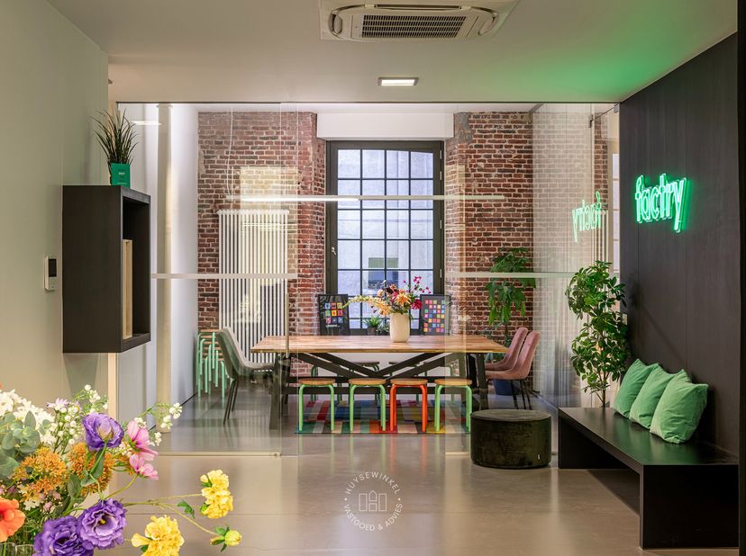 Deze unieke kantoorloft is gelegen in het hartje van het historisch centrum van Gent in de Korianderstraat. Dit in een rustige zijstraat vlak naast wi