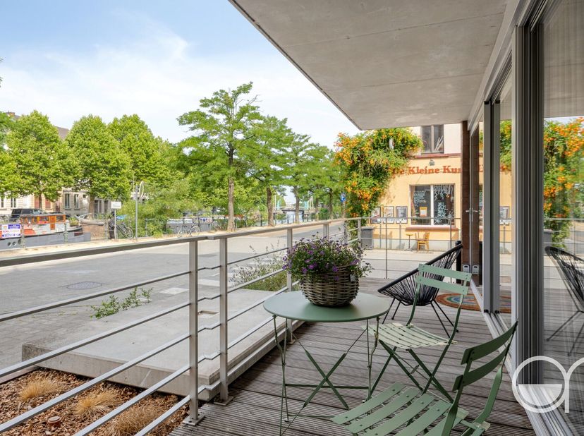 Lichtrijk gelijkvloers appartement met groot terras en mooi zicht op de Visserijvaart. Uitstekende ligging nl. directe toegang tot het Lousbergpark en